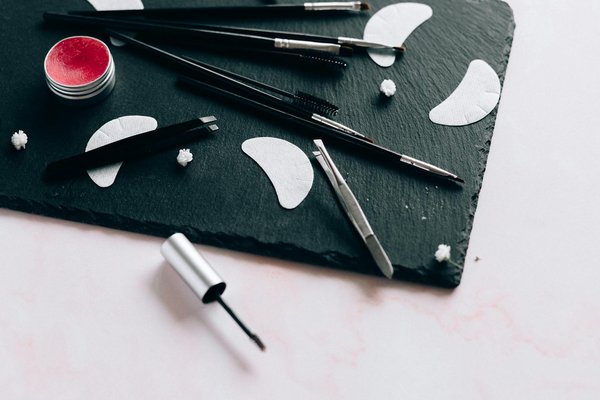 Maîtrisez l"art de l"entretien des cheveux colorés : astuces essentielles pour un éclat éblouissant !